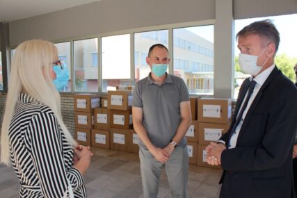 DONACIJA VRIJEDNA 30.000 KM Klinički centar u Mostaru dobio opremu za borbu protiv korone
