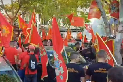 POČELO OKUPLJANJE U PODGORICI Srbi pozdravljaju kolone automobila trobojkama (VIDEO)