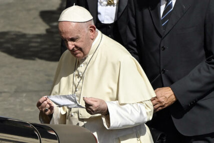 EPIDEMIOLOŠKA SITUACIJA U RIMU OZBILJNA Papa Franjo PRVI PUT nosio masku na molitvi