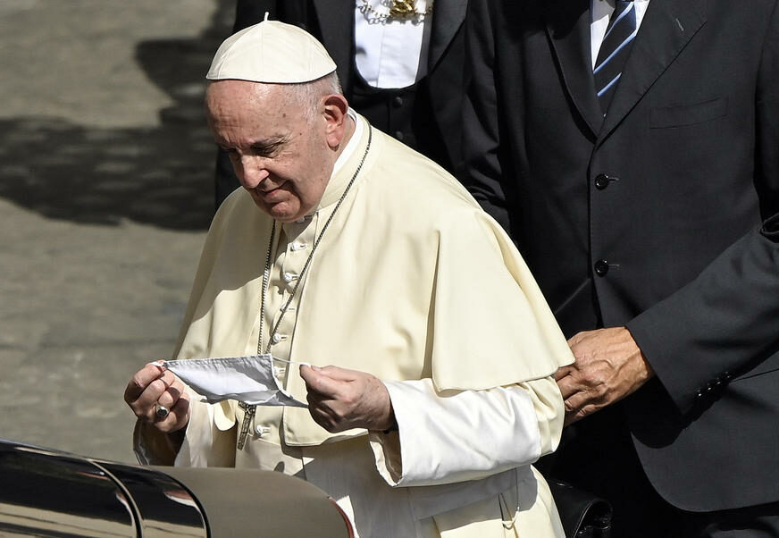 TOKOM MOLITVE UPUTIO APEL Papa pozvao lidere da saslušaju demonstrante