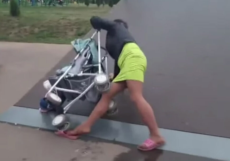 ŠOKANTAN SNIMAK Pijana majka umalo ubila svoju bebu u kolicima (VIDEO)