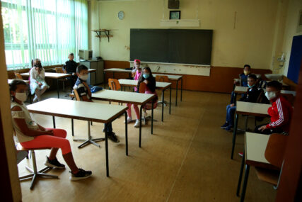 NASTAVNICI RADE SA MASKAMA Školama stigle preporuke za odvijanje nastave