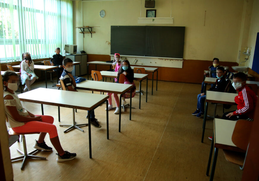 NASTAVNICI RADE SA MASKAMA Školama stigle preporuke za odvijanje nastave