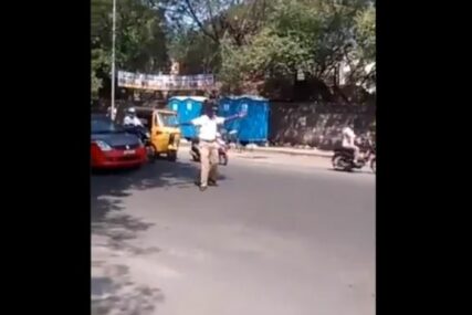 POTEZ KOJI JE OSVOJIO SRCA Policajac zaustavio saobraćaj kako bi poseban pješak bezbjedno prešao ulicu (VIDEO)