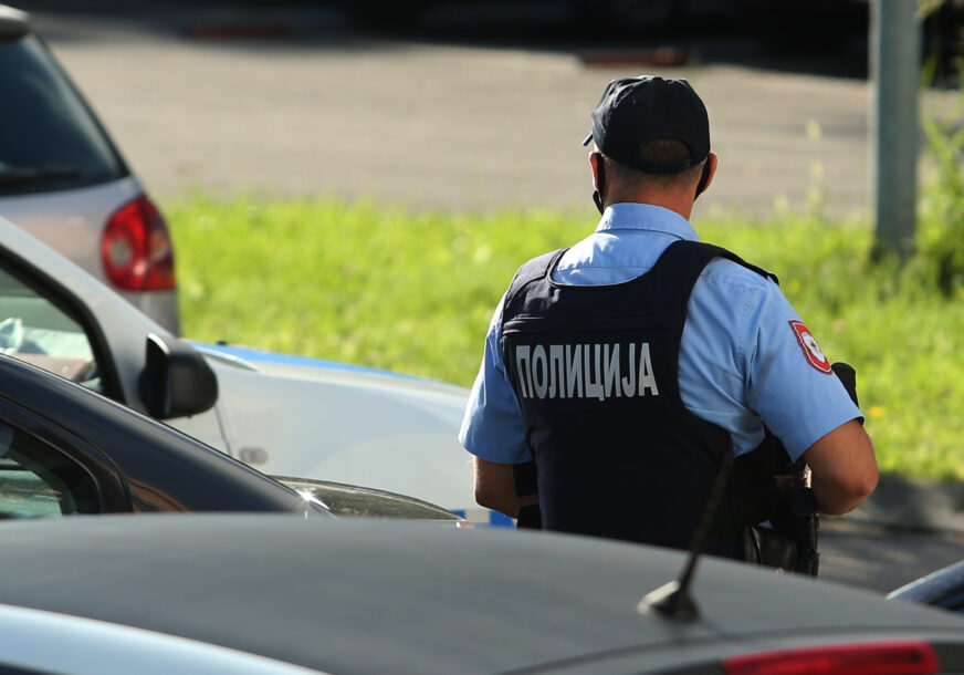 Hapšenje u Prijedoru: U dvorištu porodične kuće napao 2 policajca