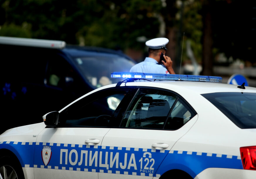 ODBIO DA STANE NA ZNAK POLICIJE Teslićanin vozio pijan, prilikom kontrole u džipu nađena PUŠKA