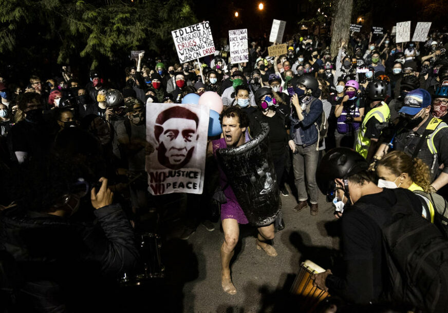 PONOVO NEREDI Sukobi demonstranata i policije u Portlandu