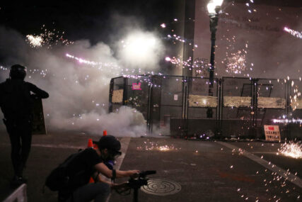 NEMIRI U PORTLANDU Demonstranti bacali "vatrene bombe" na policiju