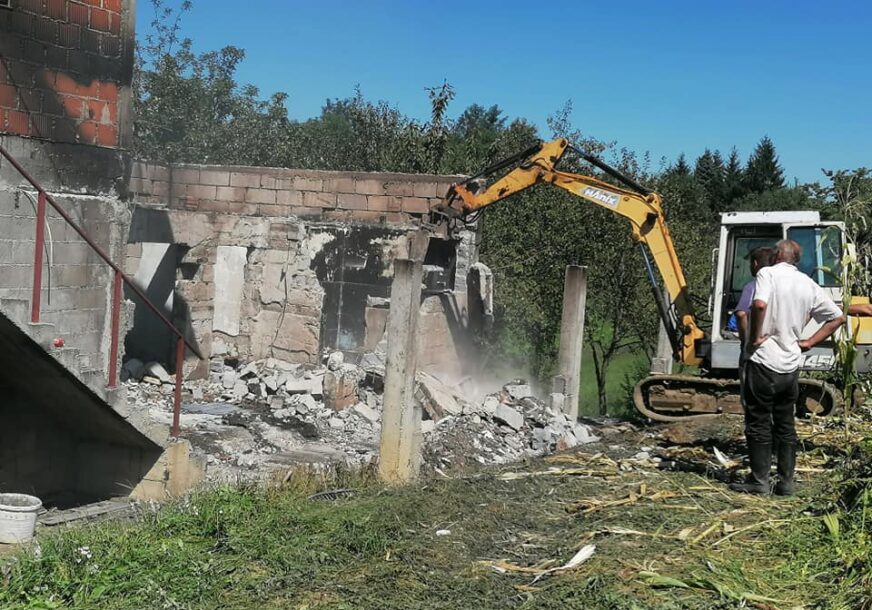 U POŽARU OSTALI BEZ IČEGA Ljubojevićima kuća izgorila do temelja, komšije odmah PRITEKLE U POMOĆ