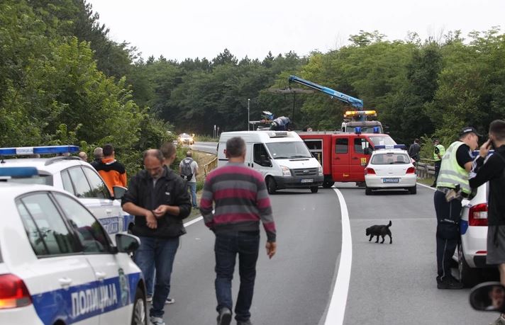 TEŠKA SAOBRAĆAJNA NESREĆA U sudaru dva auta povrijeđene tri osobe