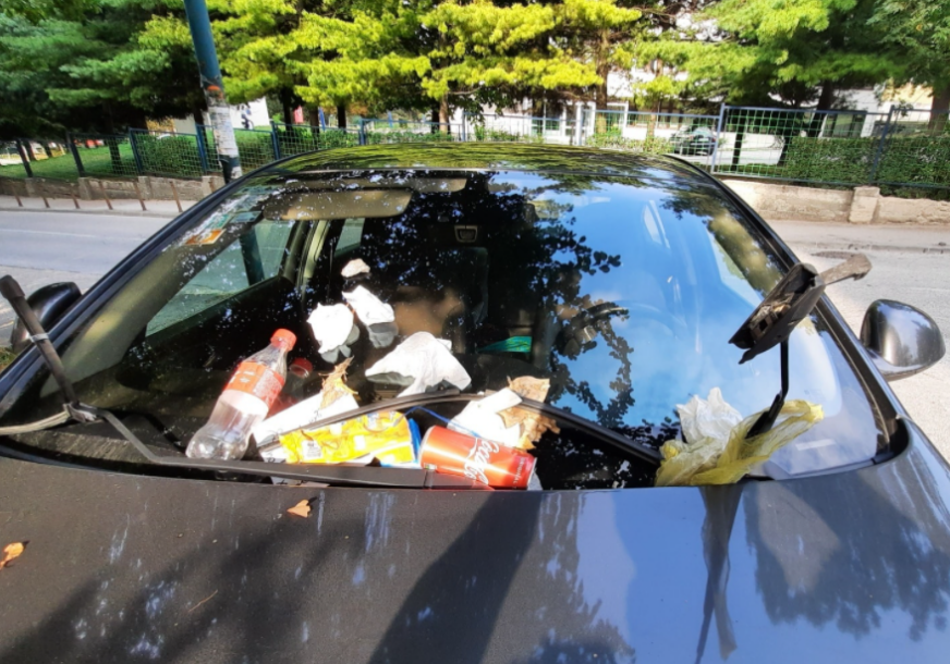 OSVETA GRAĐANA Bahatom vozaču istresli smeće na šajbu (FOTO)