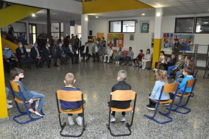 Nastava počela bez problema: U novu školsku godinu u Prijedoru krenulo oko 7.600 učenika