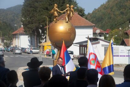 "IZBORNU KAMPANJU SDA GRADI NA SREBRENICI" Političari iz Srpske o prijetnjama rušenja Spomenika miru