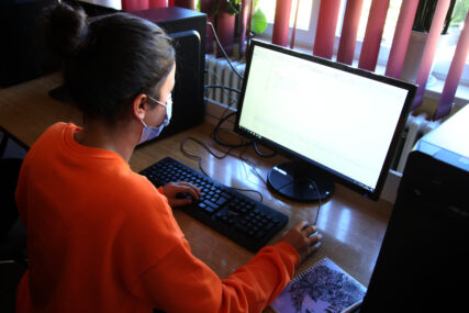 KRITIČNO ZBOG KORONE Škole u Crnoj Gori prelaze na onlajn nastavu