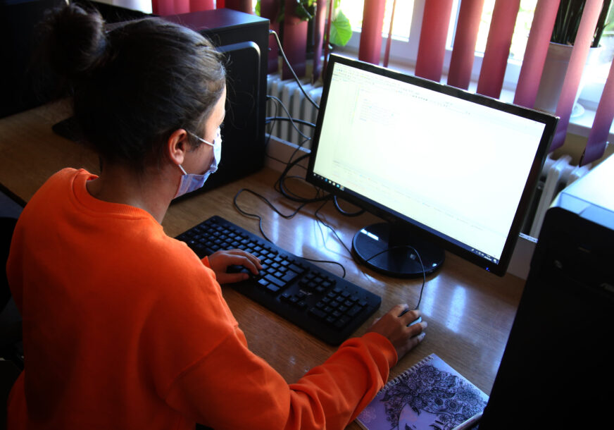 KRITIČNO ZBOG KORONE Škole u Crnoj Gori prelaze na onlajn nastavu