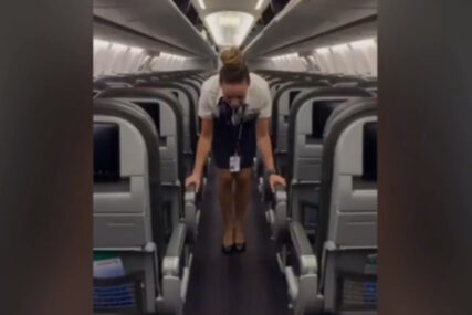 NJENE AKROBACIJE U AVIONU SU HIT Stjuardesa ovako zatvara pretince za ručni prtljag (VIDEO)