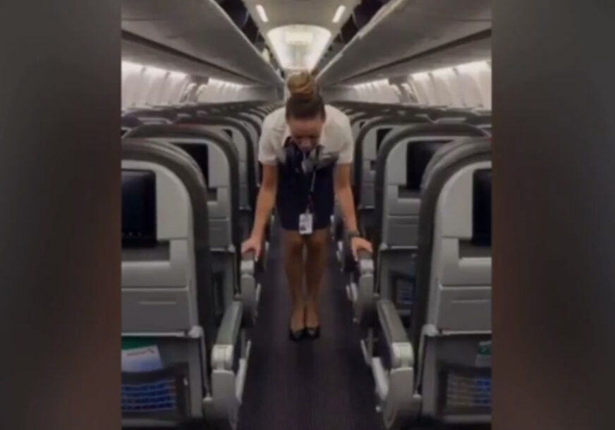 NJENE AKROBACIJE U AVIONU SU HIT Stjuardesa ovako zatvara pretince za ručni prtljag (VIDEO)
