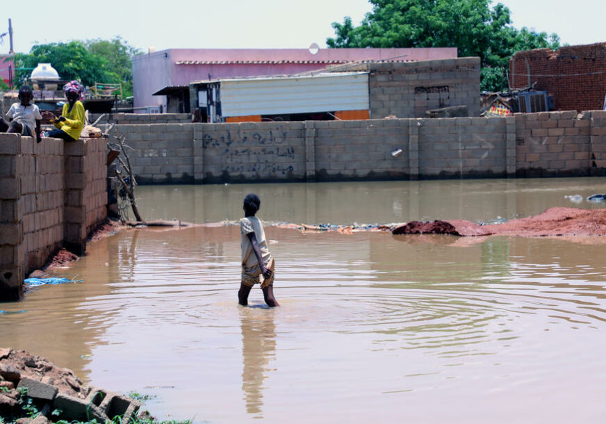 VELIKI BROJ LJUDI OSTAO BEZ DOMOVA Najmanje 13 ljudi poginulo u poplavama
