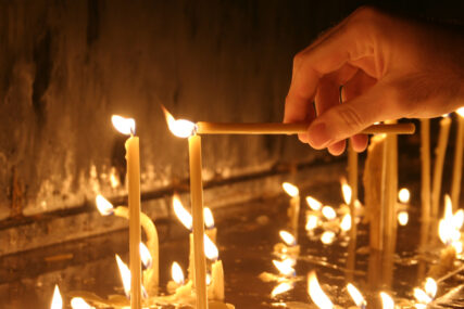 Sveštenik odgovorio na nedoumicu vjernika: Da li uvijek treba da palimo svijeće u crkvi za duše živih i mrtvih