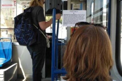 OPASNA PORUKA U TRAMVAJU Žena je sjedila iza vozača i bila šokirana onim što je pročitala (FOTO)
