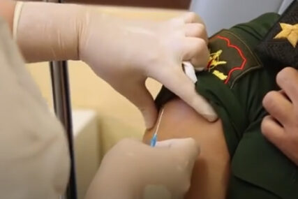 REGISTROVANA 11. AVGUSTA Ruski ministar odbrane primio vakcinu protiv korone (VIDEO)