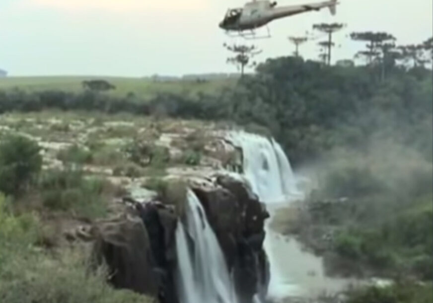 KOBNO FOTOGRAFISANJE Prijateljice napravile selfi kraj vodopada, pa pale sa 30 metara visine (VIDEO)