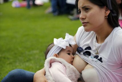 DOJENJE U VRIJEME PANDEMIJE Nova studija pokazala da majčino mlijeko ŠTITI OD KORONE