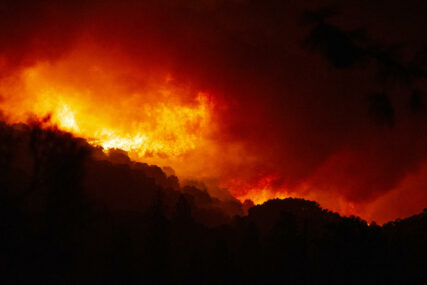 EVAKUISANO VIŠE OD 20 LJUDI Oko 1.000 vatrogasaca bori se sa vatrenom stihijom