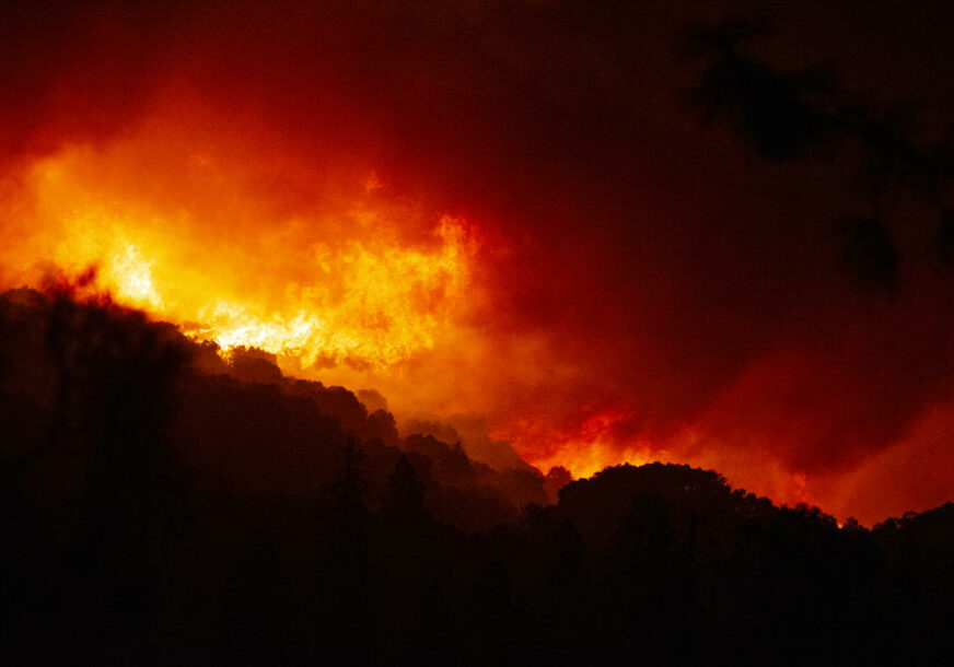 EVAKUISANO VIŠE OD 20 LJUDI Oko 1.000 vatrogasaca bori se sa vatrenom stihijom