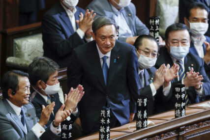 ČEKAJU GA PROJNI IZAZOVI Jošihide Suga novi premijer Japana