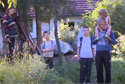 MAJKA BOLESNA, OTAC RADI ZA NADNICU Marići sa četvoro mališana žive u TROŠNOJ KUĆI, potrebna im pomoć (VIDEO)