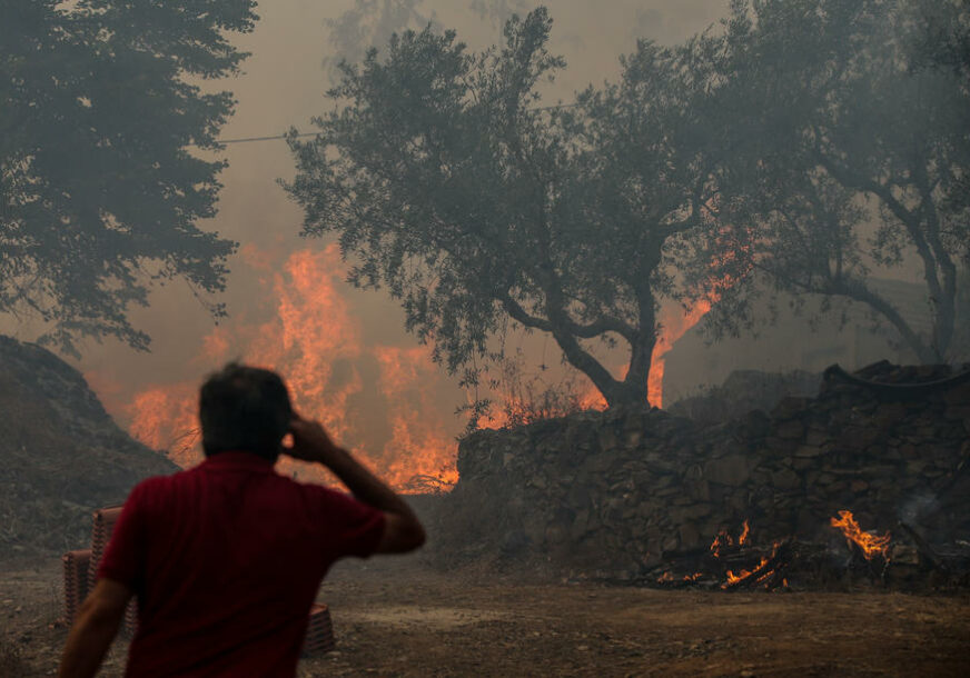 POŽAR BUKTI U KALIFORNIJI Vatra ugrožava više od 1.000 kuća