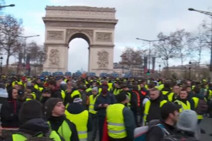 PROTESTI "ŽUTIH PRSLUKA" U FRANCUSKOJ Policija uhapsila najmanje 300 ljudi