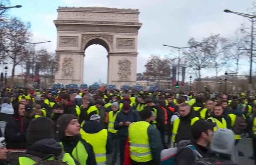 PROTESTI "ŽUTIH PRSLUKA" U FRANCUSKOJ Policija uhapsila najmanje 300 ljudi