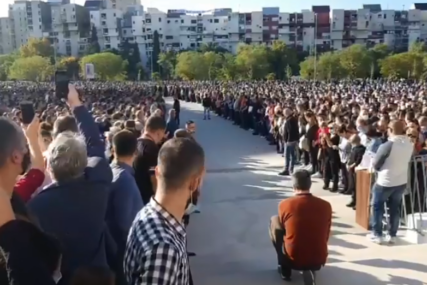 POSLJEDNJI ISPRAĆAJ AMFILOHIJA Hiljade ljudi na ulicama Podgorice odaje počast preminulom mitropolitu (VIDEO)