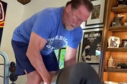 TERMINATOR U PUNOJ SNAZI Glumac u 73. godini pokazao svoju omiljenu vježbu za leđa (VIDEO)