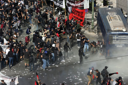 HAOS U ATINI Grci se okupili da kažu "NE FAŠIZMU", pa uslijedio sukob s policijom (FOTO, VIDEO)