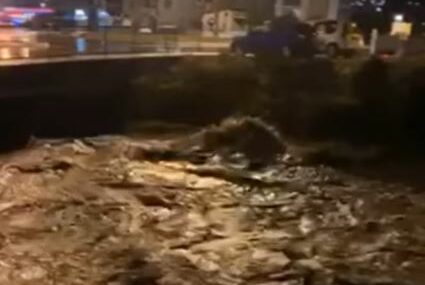 KOLAPS U BARU Automobil zaroboljen u vodi, bujice teku ulicama, vatrogasci spasavaju ljude iz kuća (VIDEO)