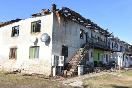 UNIŠTENI DOMOVI 16 PORODICA Požar u kojem je izgorila CIJELA zgrada, pokrenula SRUŠENA SVIJEĆA (FOTO)