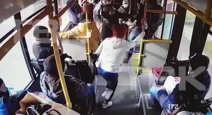 ŽESTOKA TUČA ZBOG MASKE Putnik napao kontrolorku koja ga je opomenula zbog kršenja mjera (VIDEO)