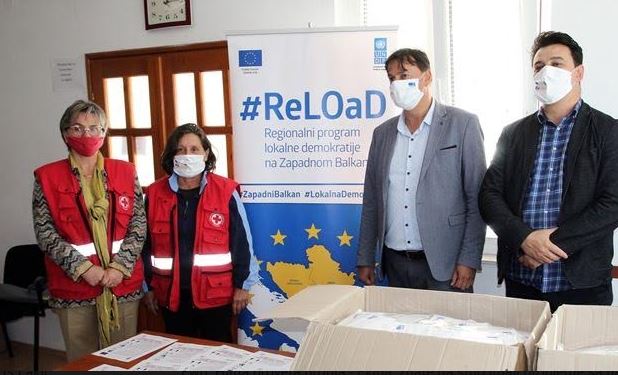 POMOĆ ZA STARE I UGROŽENE Donirano više od pet hiljada zaštitnih maski Centru za socijalni rad i Crvenom krstu u Trebinju
