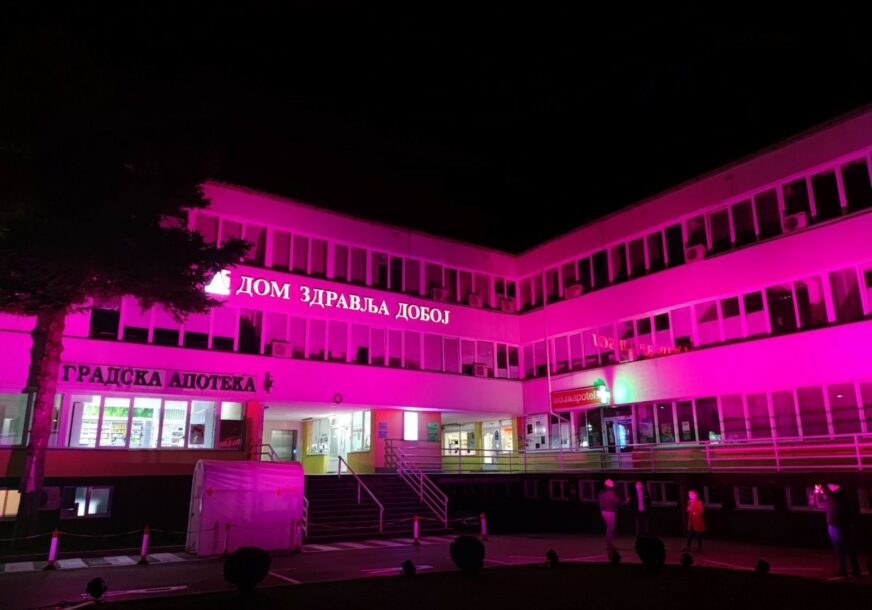 “SVAKI DAN DA BUDE POSVEĆEN ŽENAMA” Dom zdravlja u Doboju osvijetljen roze bojom, u znak borbe protiv RAKA DOJKE (FOTO)