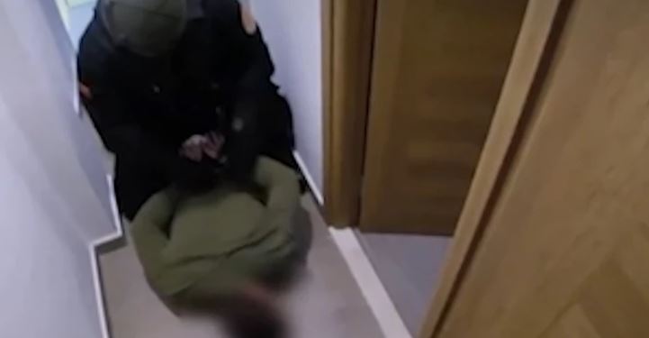 SNIMAK HAPŠENJA OKRUTNOG SADISTE  Policija upada u Kontićev stan, obara ga na pod i STAVLJA LISICE