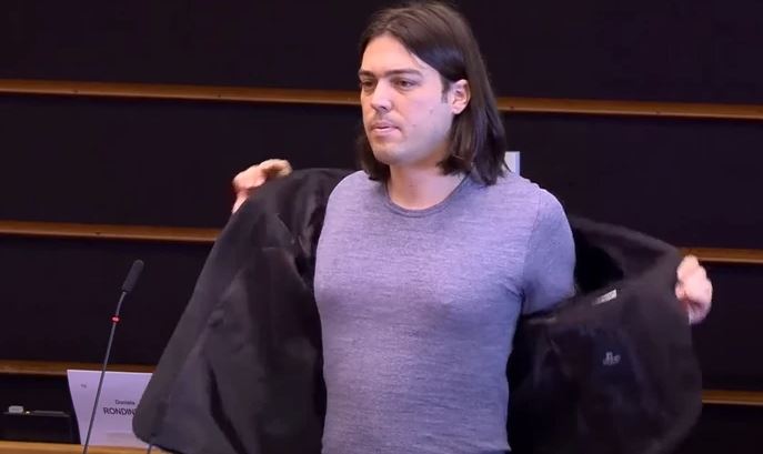 SKINUO SAKO, PA RASKOPČAO KAIŠ Hrvatski političar kažnjen zbog nedoličnog ponašanja u EP (VIDEO)