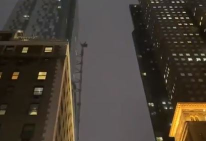 VATROGASCI NA MJESTU INCIDENTA Vjetar pokrenuo kran, krhotine zgrada padale na ulicu (VIDEO)
