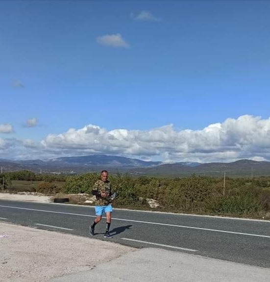 ISTRČAO STAZU OD BILEĆE DO GACKA Ultramaratonac Ljubo Trklja pomaže porodici Elez