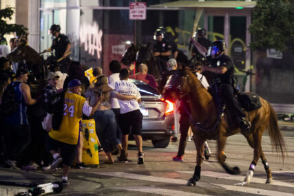 NEREDI NAKON FINALA Sukob navijača i policije u Los Anđelesu (VIDEO)