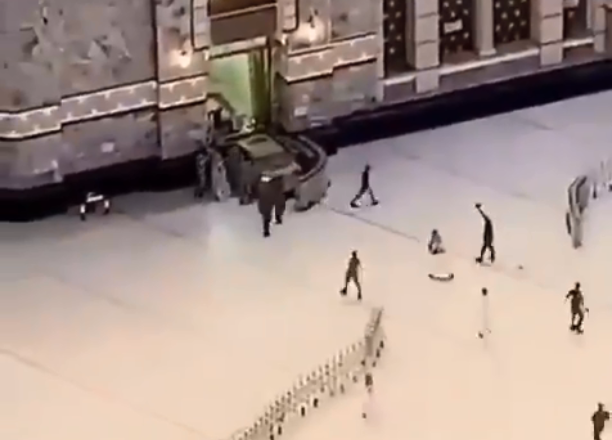 INCIDENT U MEKI Vozač skrenuo s puta i UDARIO automobilom u kapiju Velike džamije (VIDEO)