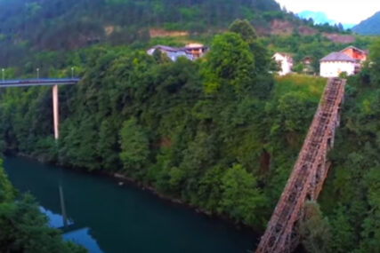 OVAKO ĆE ZAVRŠITI USPOMENE NA SLAVNU BITKU ZA RANJENIKE Poznati Most na Neretvi prodaje se u staro željezo (VIDEO)