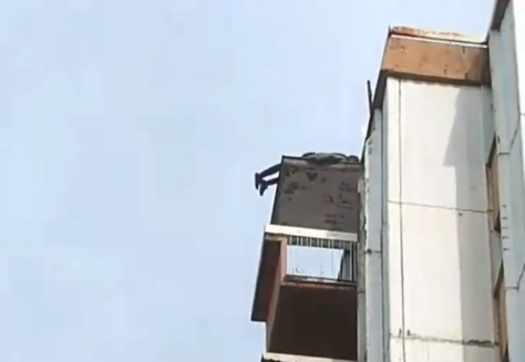 JEZIVA SCENA U CENTRU BEOGRADA Muškarac visio na 12. spratu, pa pao ispred vozila Hitne pomoći (VIDEO)